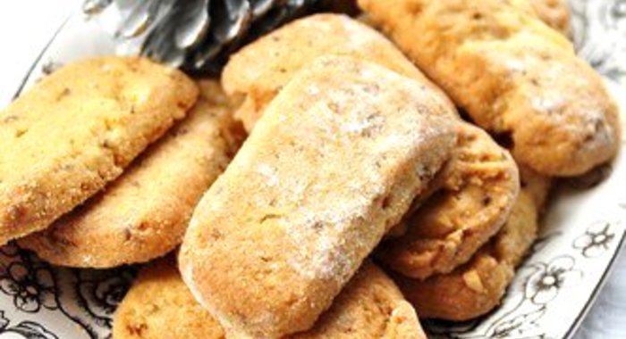Новогоднее печенье с кедровыми орешками и розмарином