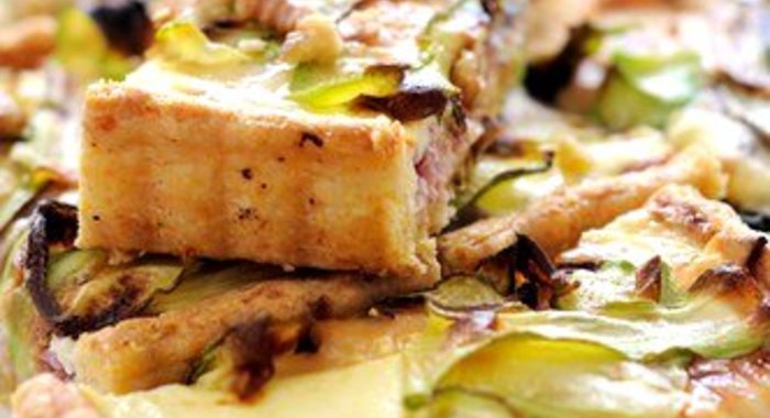 Тарт из цукини, прошутто и сыра «Таледжио» с тестом из поленты