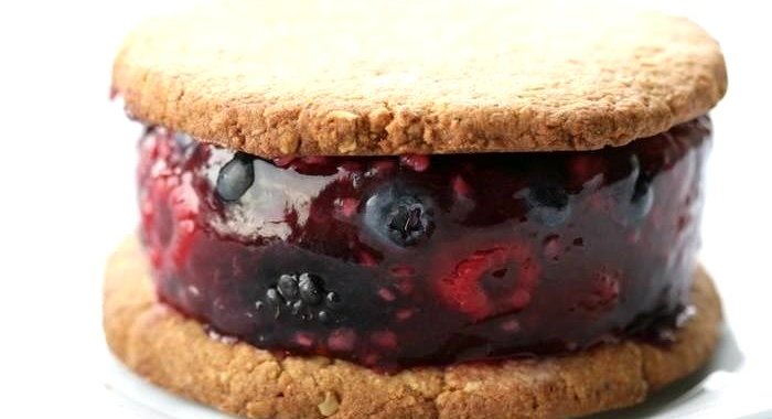 Желе из ягод в кокосовом печенье