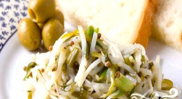 Закуска из зеленого лука с сельдереем