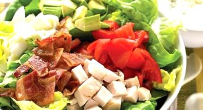 Салат с беконом, индейкой и пахтой