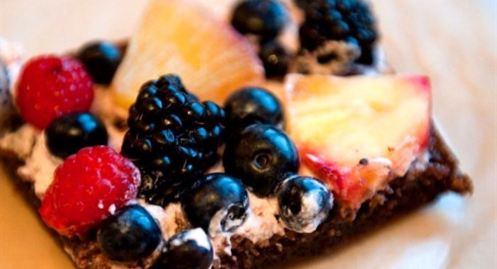 Шоколадный пирог с шоколадным маслом и грецкими орехами