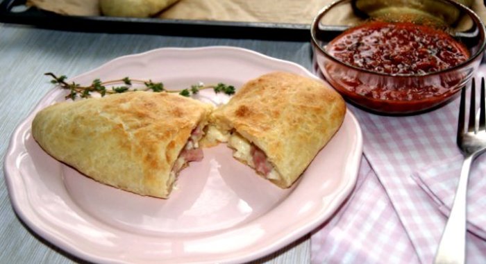 Кальцоне с ветчиной и сыром под соусом маринара