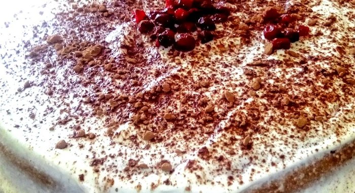 Простой шоколадный торт на кислом молоке с бананами