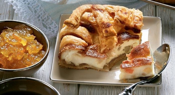 Открытый слоеный пирог с творогом и цукатами
