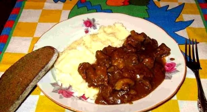 Гуляш из баранины с подливкой