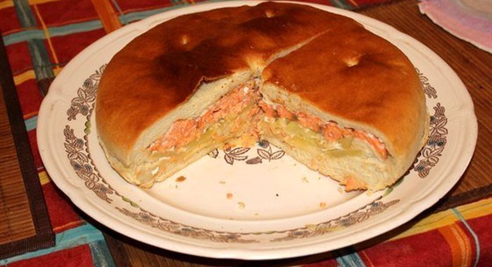 Пирог с красной рыбой