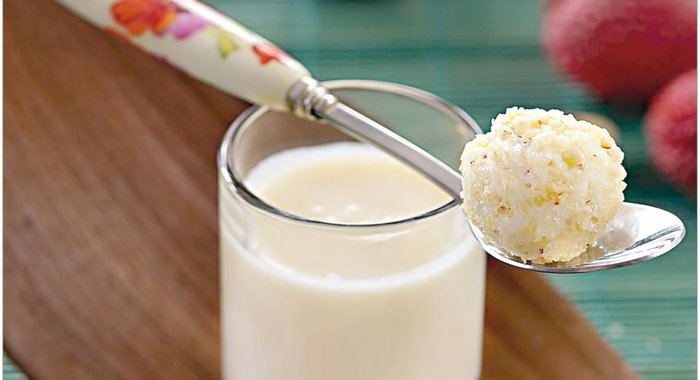 Суп из личи с миндальным мороженым-кулфи