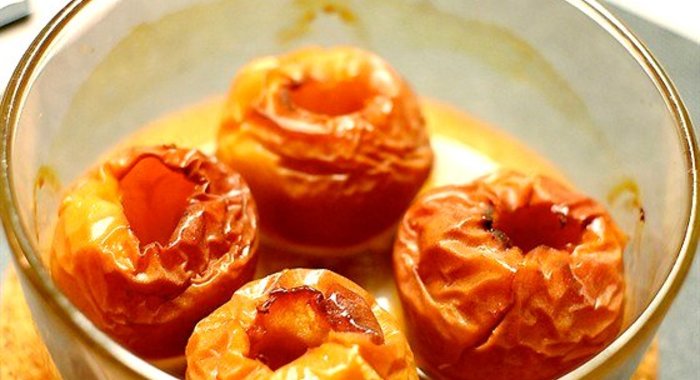 Печеные яблоки с корицей в белом вине
