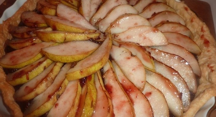 Шоколадный пирог с грушами