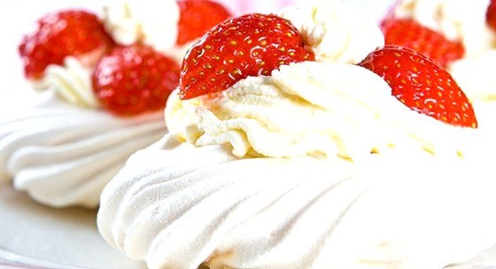 Меренги с клубникой