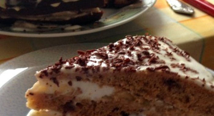 Нутовый торт с черешней, бананом и йогуртом