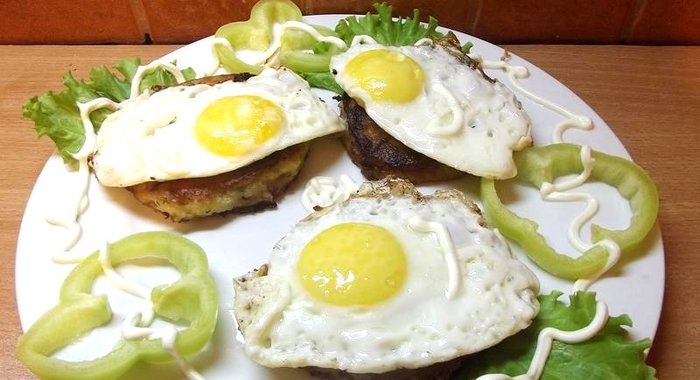 Украинские колдуны или драники с начинкой и яйцом