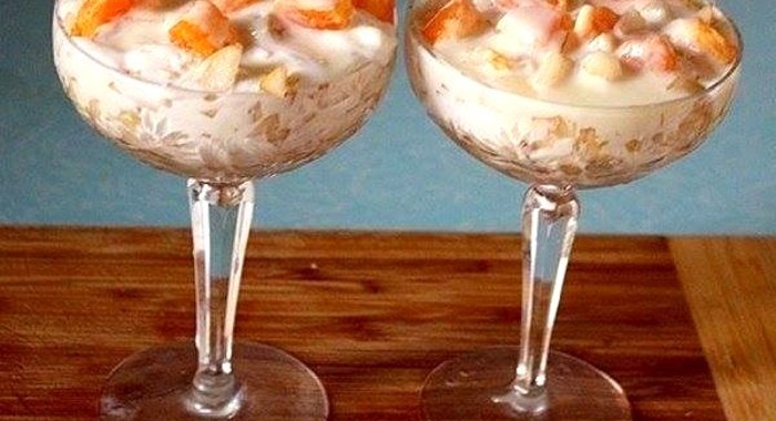 Слоеный фруктовый десерт с пломбиром и печеньем