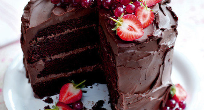 Шоколадный торт с клубникой и красной смородиной