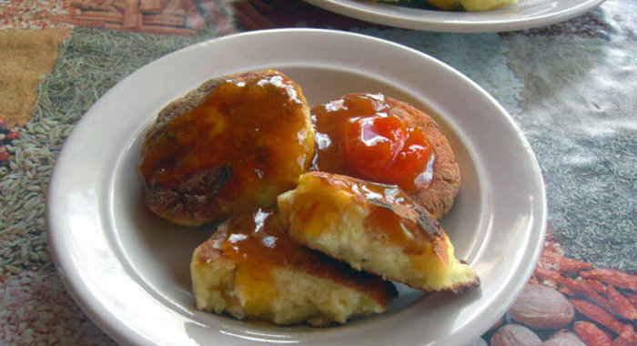 Кукурузные сырники с вяленой грушей