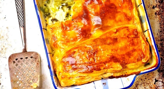 Слоеный пирог с куриным филе, фасолью и сыром