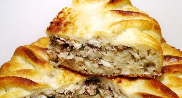 Заливной пирог с консервированной рыбой