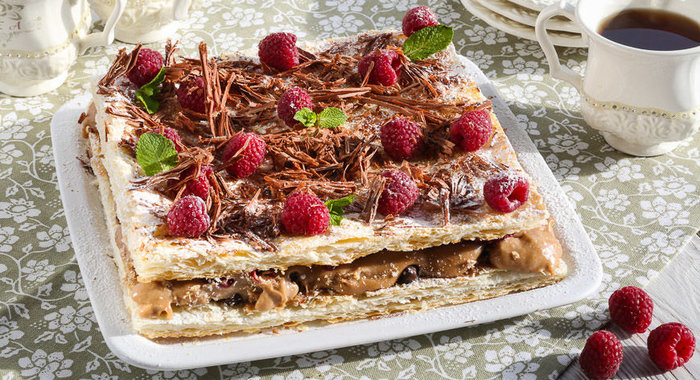 Торт с заварным кремом, фруктовым конфи, хрустящим слоем и свежими ягодами