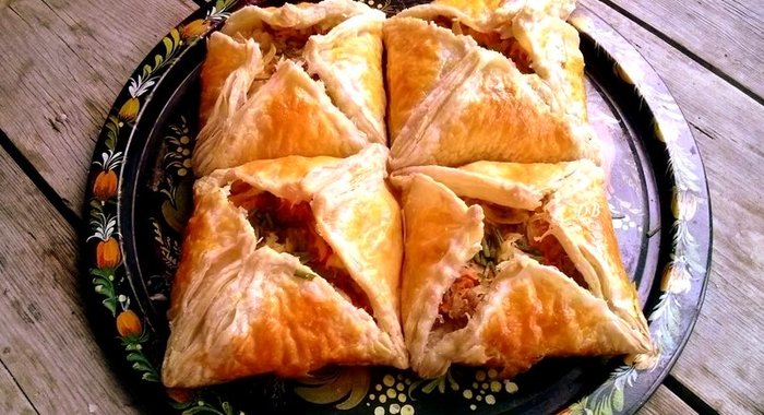 Пирог из слоеного теста с капустой