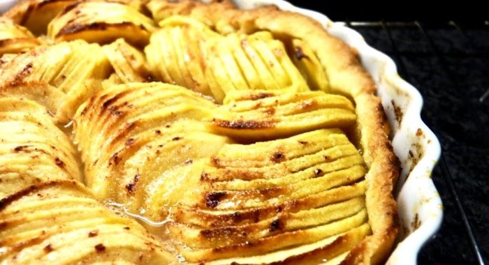 Пирог с яблоками и корицей