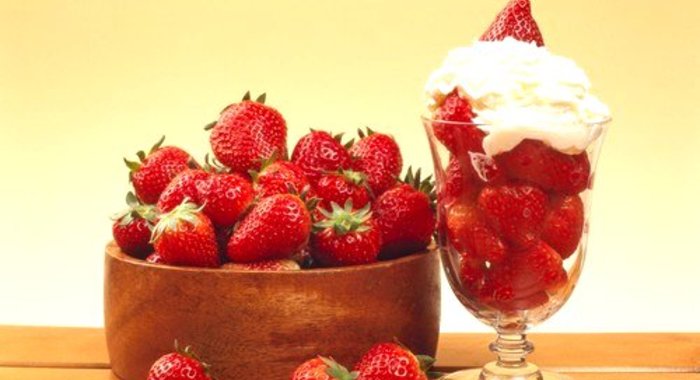 Клубника в соке из лимонов мейер со взбитыми сливками