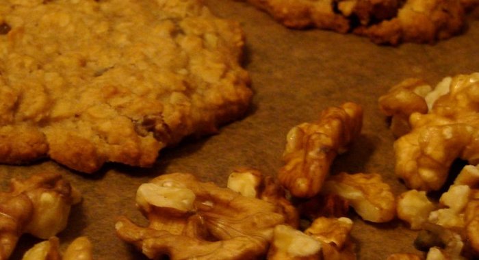 Овсяное ароматное печенье с медом, грецкими орехами, изюмом