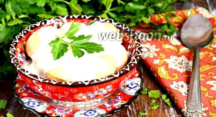 Запечённые пельмени под йогуртовым соусом