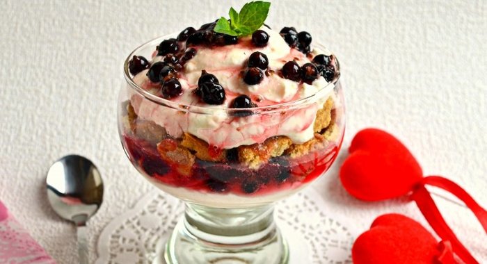 Творожный десерт с черной смородиной и печеньем