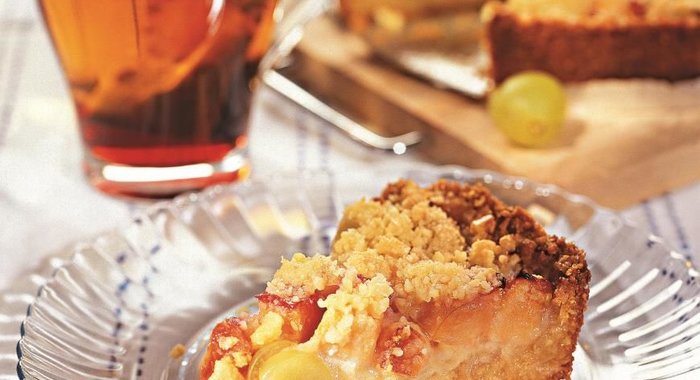 Сливовый торт с марципановой крошкой