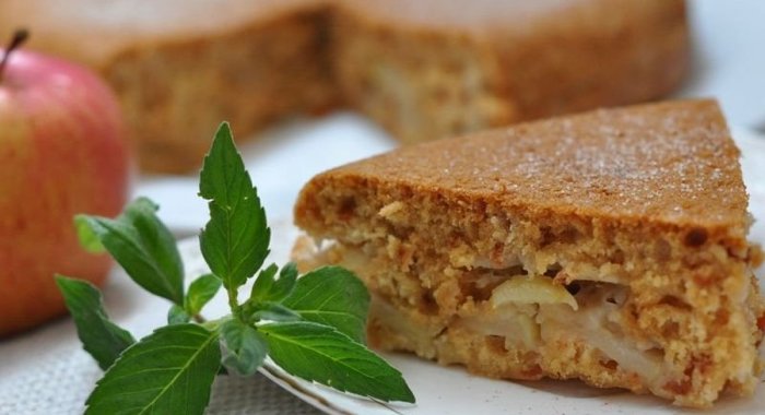 Постная шарлотка с яблоками