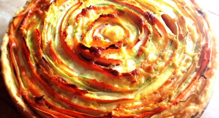 Слоеный тарт с морковью и цукини под сливочным соусом