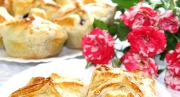 Слоёные корзиночки с творожно-ягодной начинкой