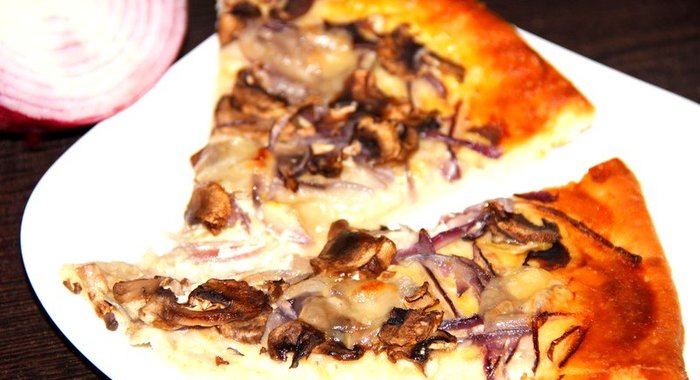 Пицца с шампиньонами и красным луком