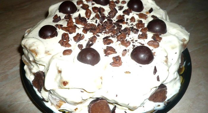 Тортик без выпечки с фруктами и сметанным кремом