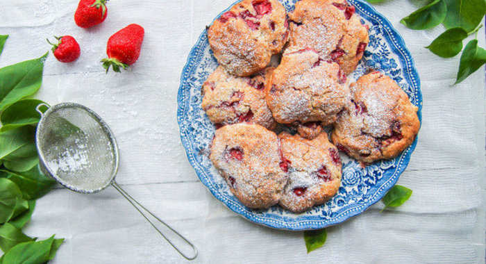 Сконы с клубникой и кокосовым молоком