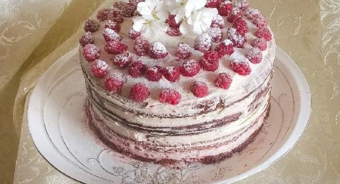 Шоколадный торт с малиной и сливочным кремом