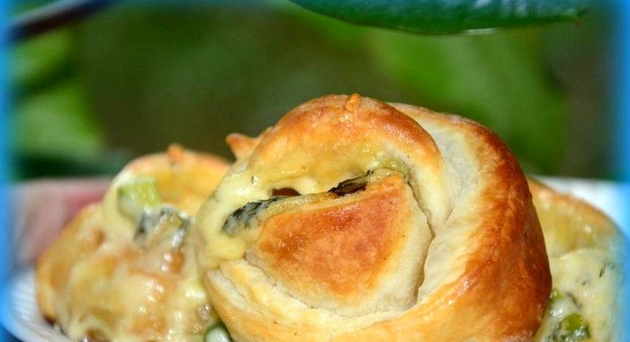 Сырные булочки с зеленью и помидором