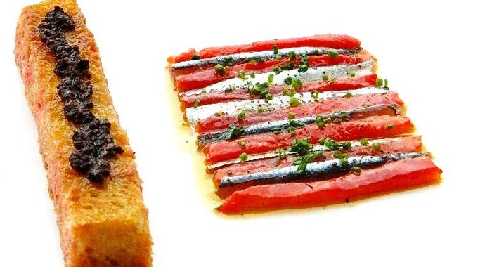 Анчоусы и сладкий перец, маринованные в оливковом масле с перцем, поджаренный хлеб с томатной водой и тапенадом