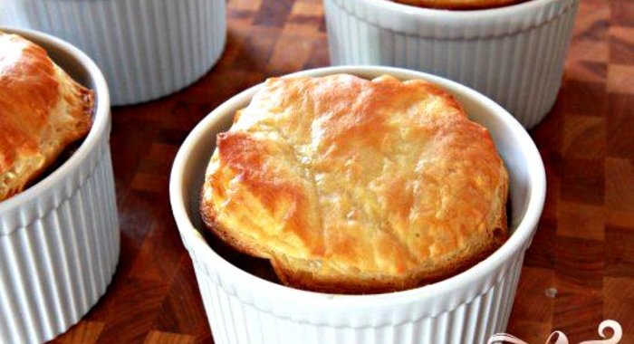 Пироги с креветками и колбасой