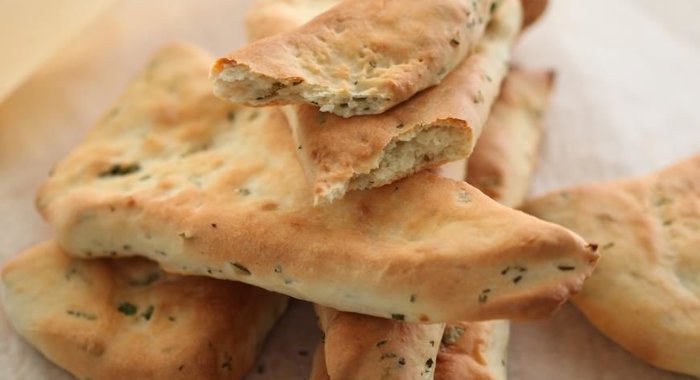 Сметанные лепешки с чесноком