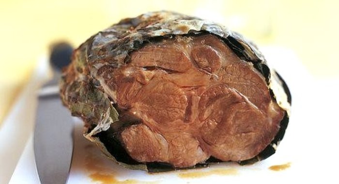 Пряная буженина, запеченная в духовке