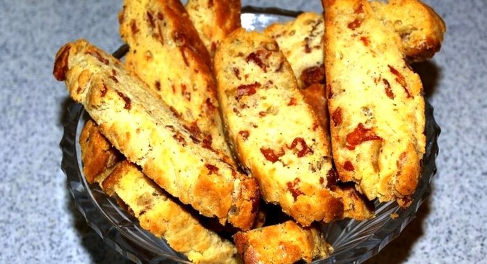 Бискотти с пармезаном и ветчиной