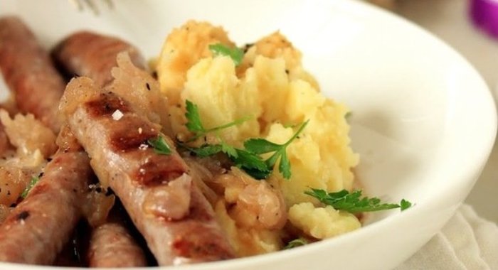 Свиные колбаски с картофельным пюре и пивным соусом