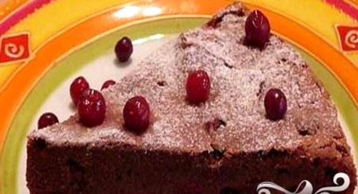 Шоколадный пирог с брусникой