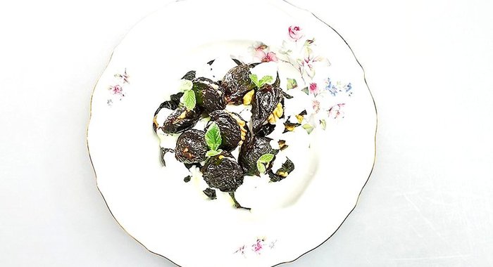 Чернослив, фаршированный грецким орехом, в сметанном соусе