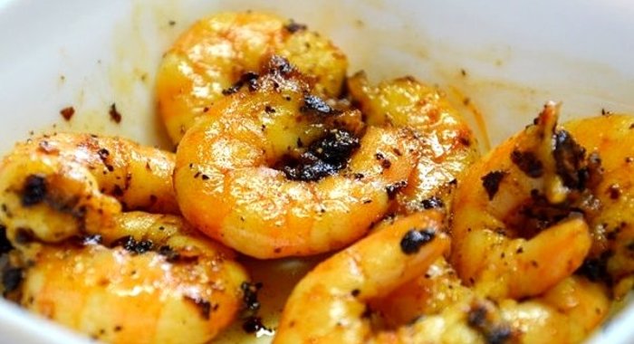 Жареные креветки с луком