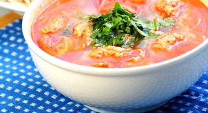 Суп из баранины с горохом, фрикадельками и томатом