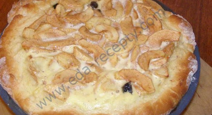 Открытый яблочный пирог с яблоками