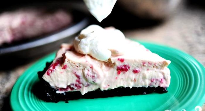 Кремовый торт с малиной